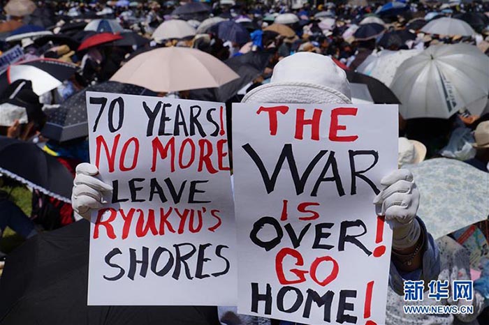 Milhares de japoneses protestam contra tropas norte-americanas no país