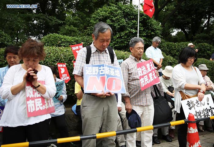 Milhares de japoneses protestam contra tropas norte-americanas no país