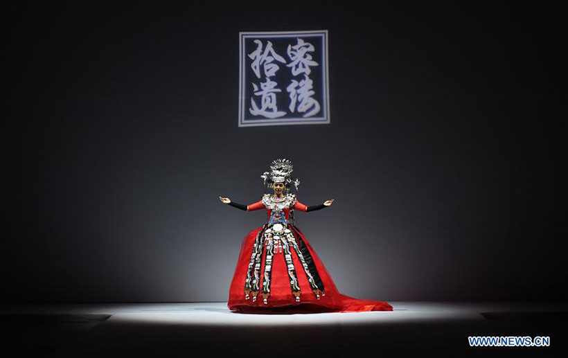 Desfile de vestidos folclóricos chineses é aberto em Beijing