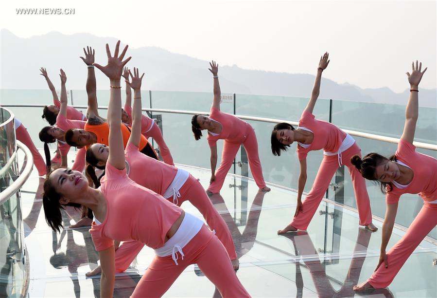 Praticantes de Yoga treinam no maior mirante de vidro do mundo