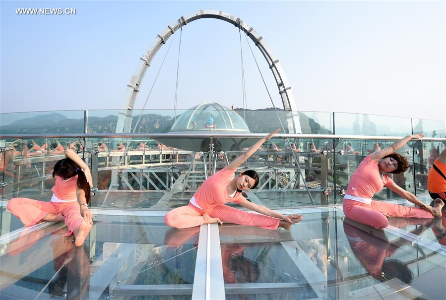 Praticantes de Yoga treinam no maior mirante de vidro do mundo