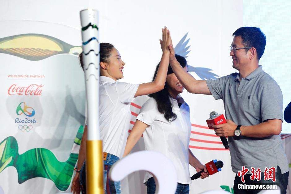 Personalidades chinesas participam no revezamento da tocha olímpica no Rio