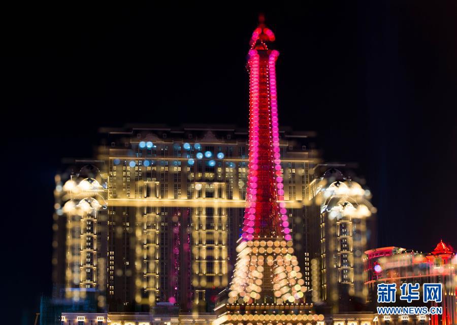 Torre Eiffel de miniatura em Macau apresenta show de luzes para atrair turistas