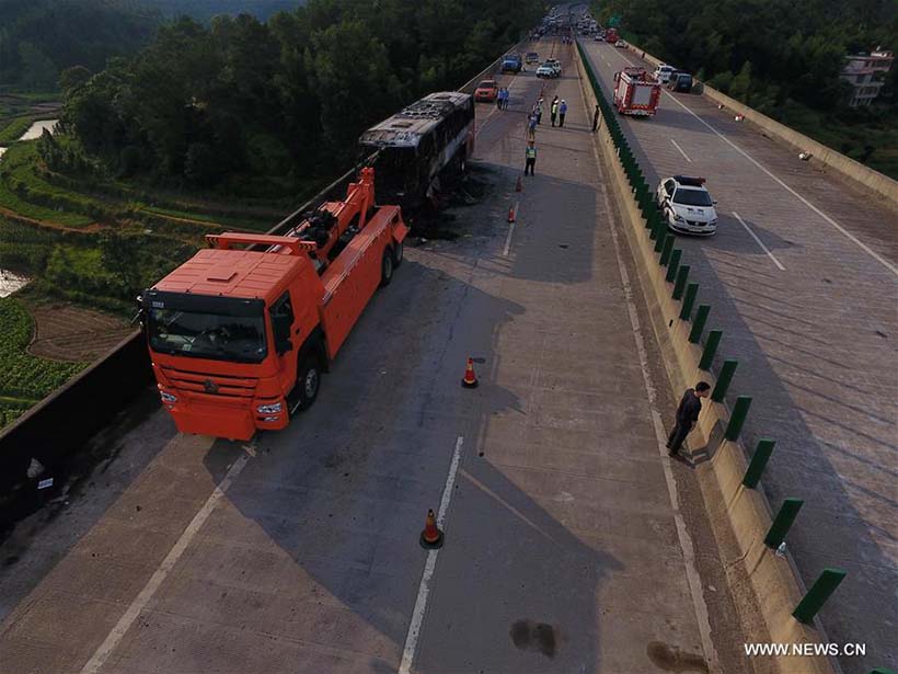 Incêndio em ônibus deixa 35 mortos no centro da China