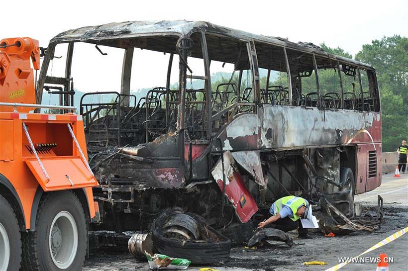 Incêndio em ônibus deixa 35 mortos no centro da China