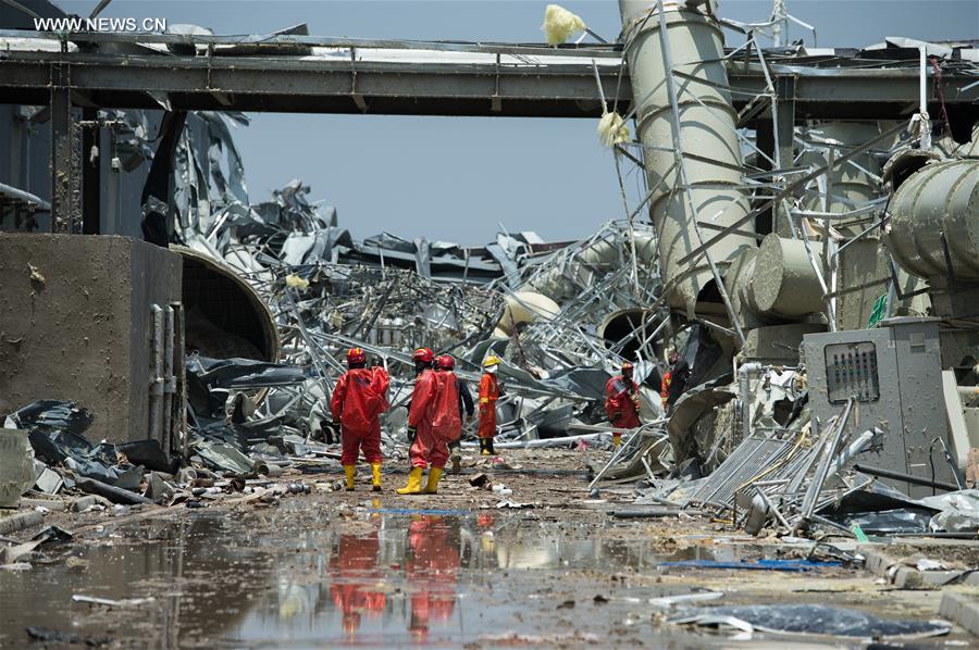 Bombeiros eliminam produtos químicos de fábrica destruída por tornado na China