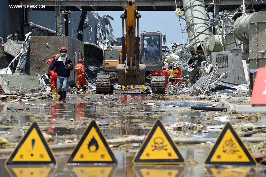 Bombeiros eliminam produtos químicos de fábrica destruída por tornado na China