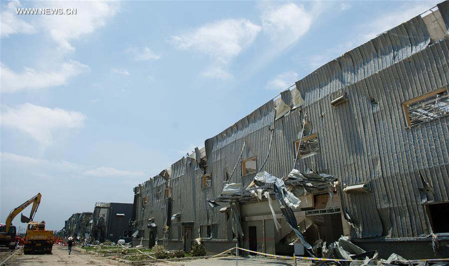 Bombeiros eliminam produtos químicos de fábrica destruída por tornado na China