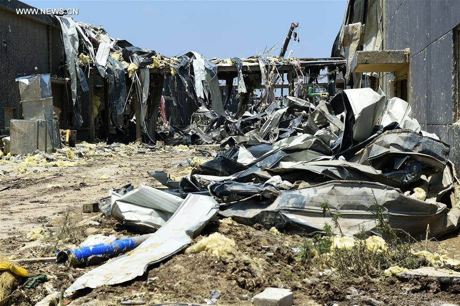 Bombeiros eliminam produtos químicos de fábrica destruída por tornado na China