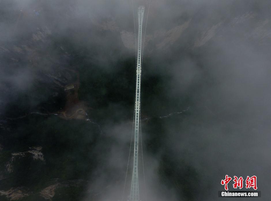 Ponte de vidro mais comprida e alta no mundo recebe teste de segurança