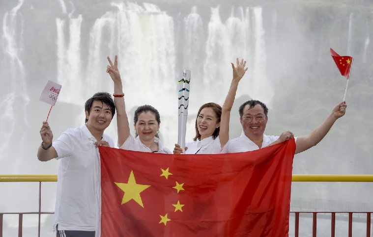 Personalidades chinesas chegam ao Brasil para revezamento de tocha olímpica