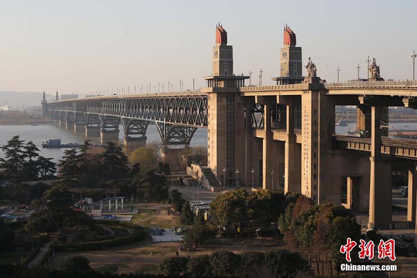 Primeira ponte sobre o Rio Yangtzé será encerrada para reparações