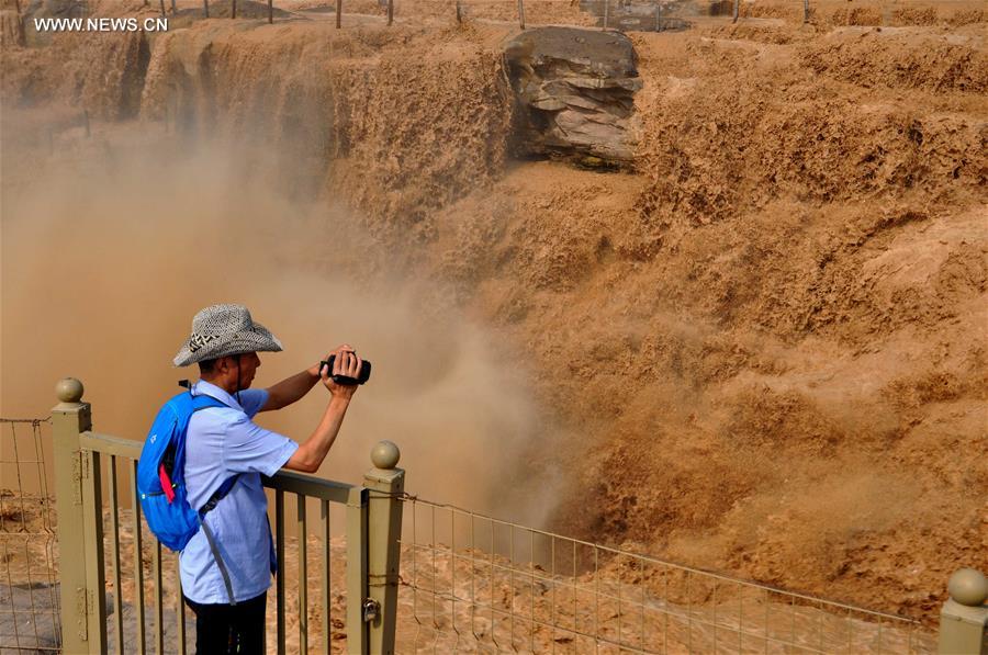 Volume de água da cachoeira Hukou atrai turistas