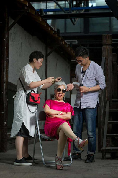Vovó chinesa com “sentido de moda apurado” atrai atenção nas redes sociais