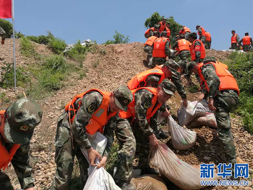 Militares chineses participam no controlo de inundações