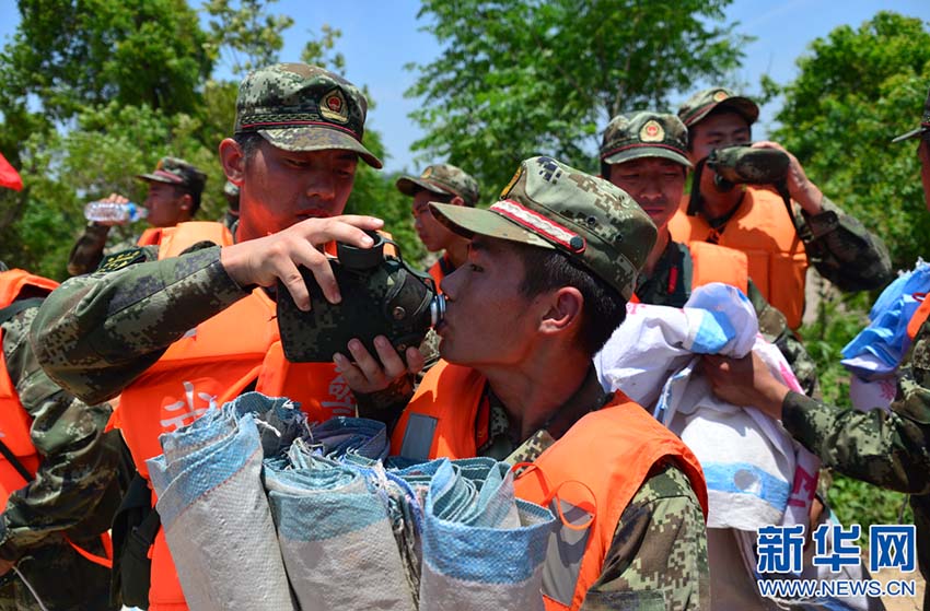 Militares chineses participam no controlo de inundações