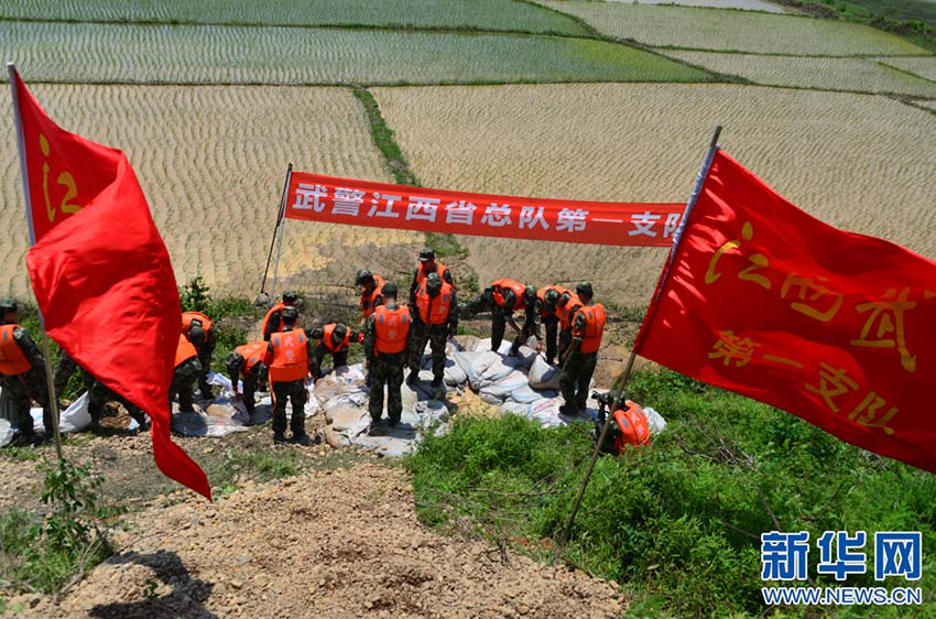 Militares chineses participam no controlo de inundações