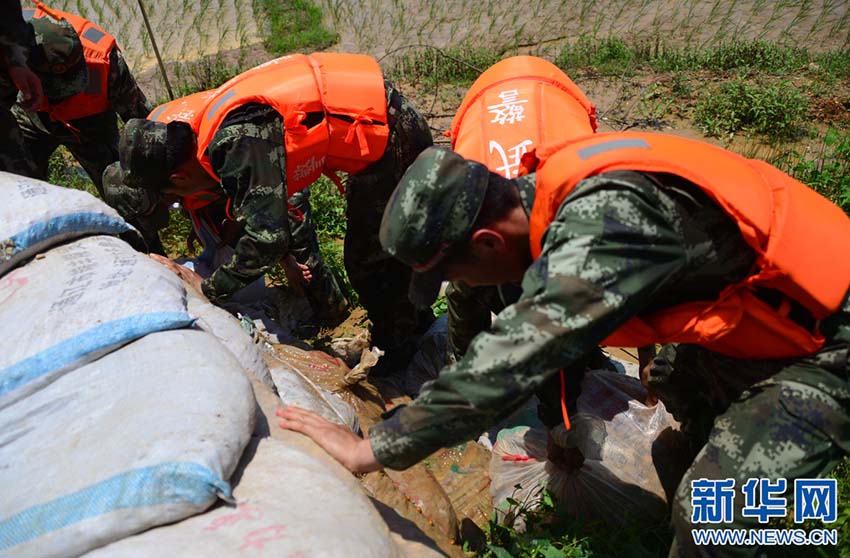 Militares chineses participam no controlo de inundações