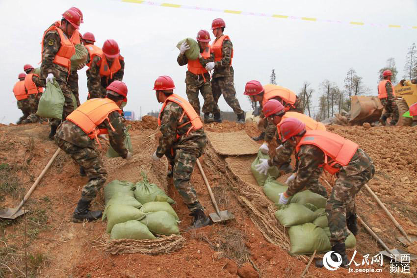 Militares chineses participam no controlo de inundações