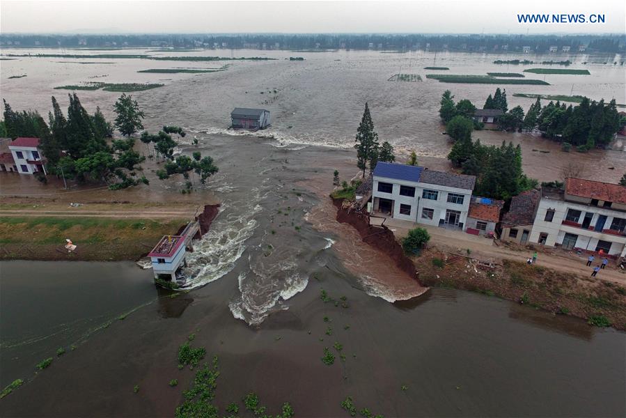 Rompimento de dique obriga moradores a serem evacuados