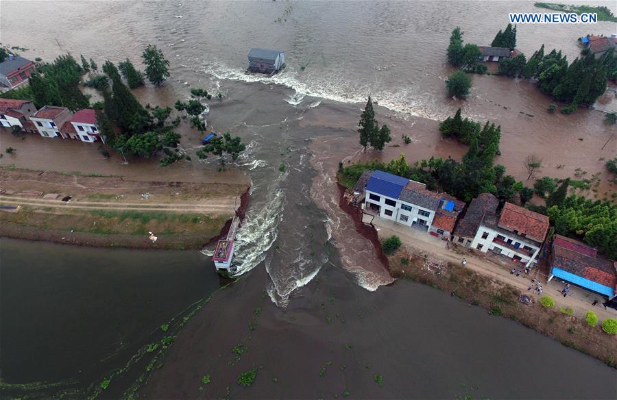 Rompimento de dique obriga moradores a serem evacuados