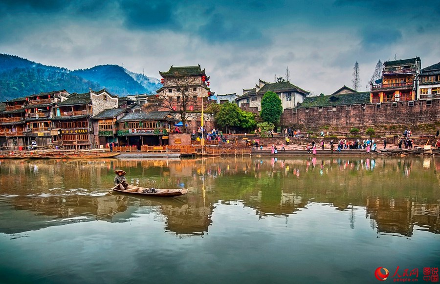  Cidade antiga de Fenghuang atrai visitantes