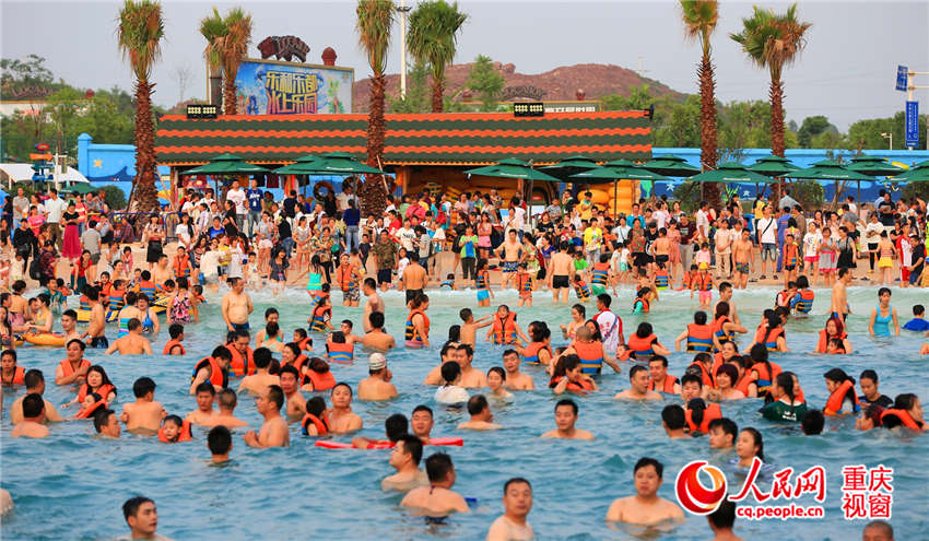 Parque aquático atrai multidão devido ao forte calor constante