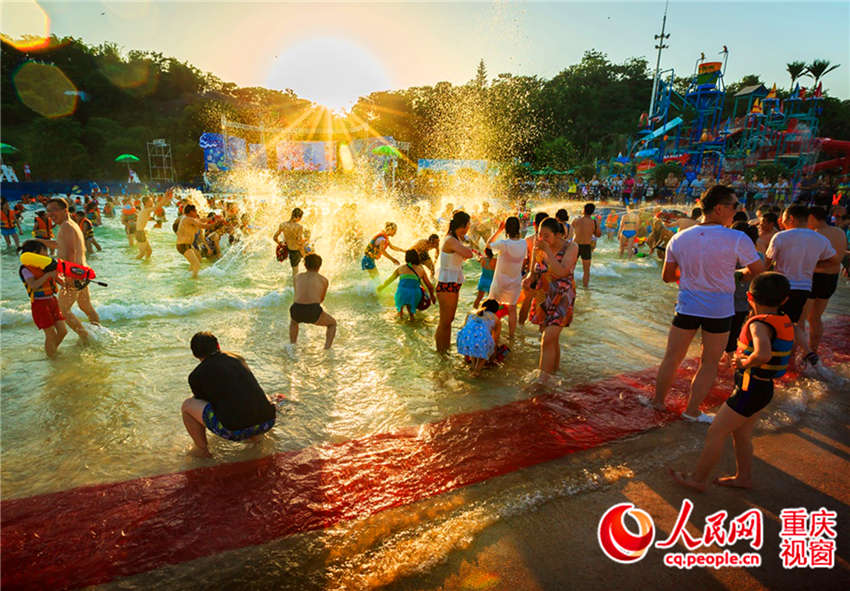 Parque aquático atrai multidão devido ao forte calor constante