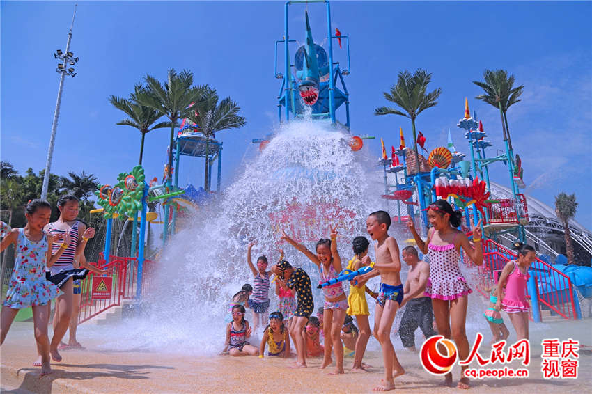 Parque aquático atrai multidão devido ao forte calor constante