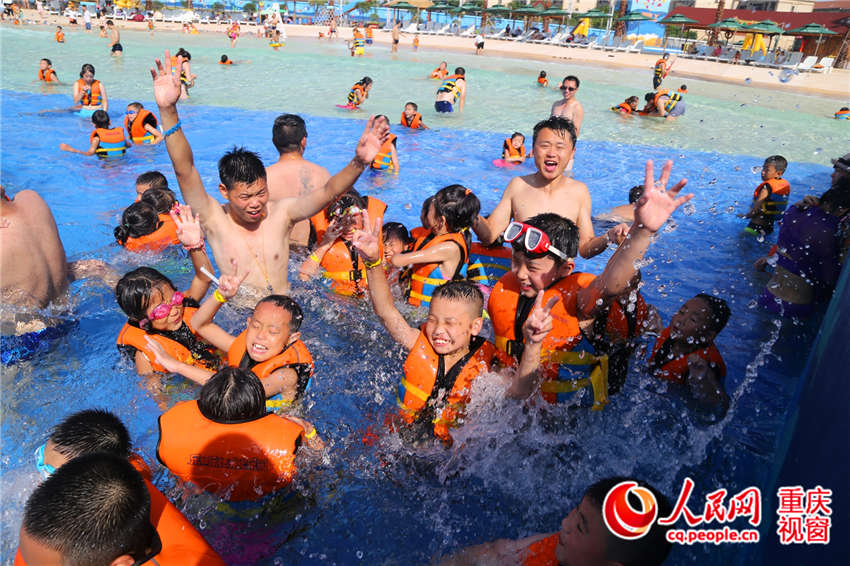 Parque aquático atrai multidão devido ao forte calor constante