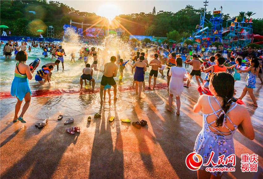 Parque aquático atrai multidão devido ao forte calor constante