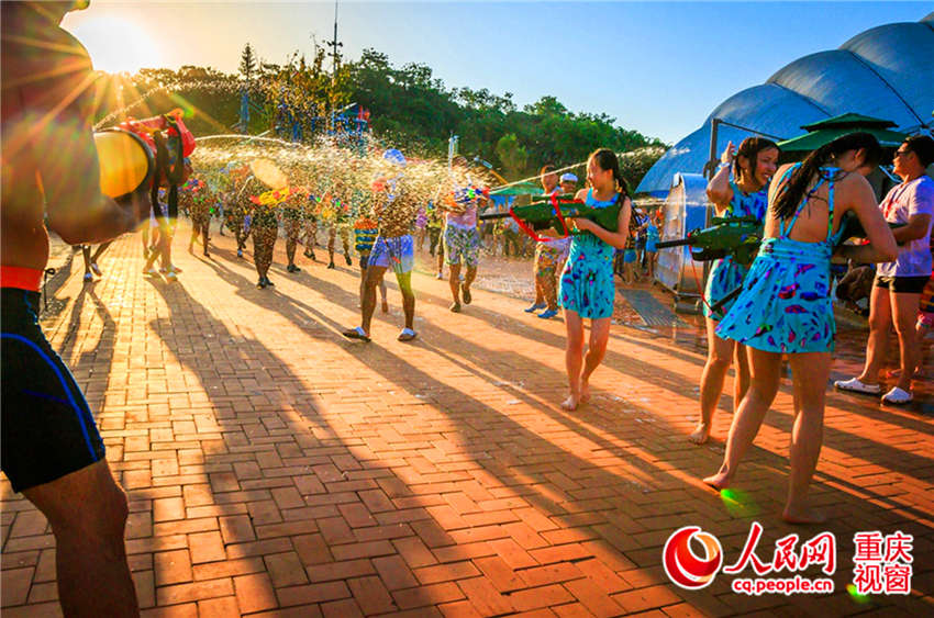 Parque aquático atrai multidão devido ao forte calor constante