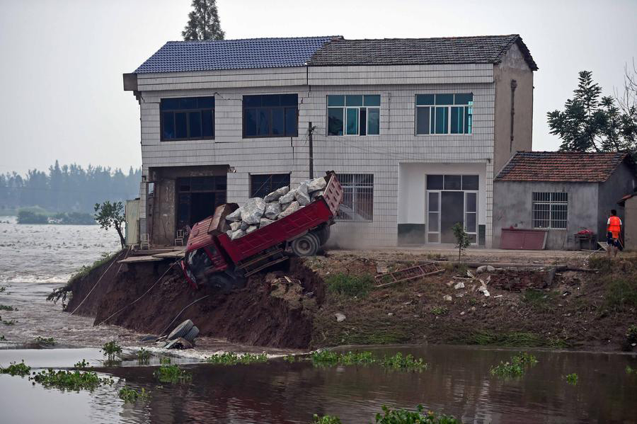 Socorristas arriscam a vida utilizando caminhões para bloquear inundações