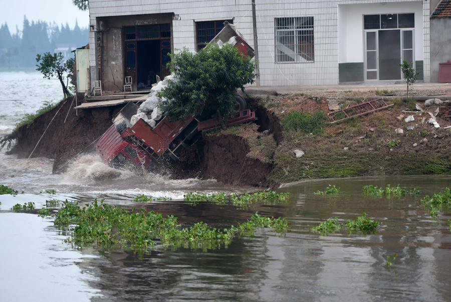Socorristas arriscam a vida utilizando caminhões para bloquear inundações