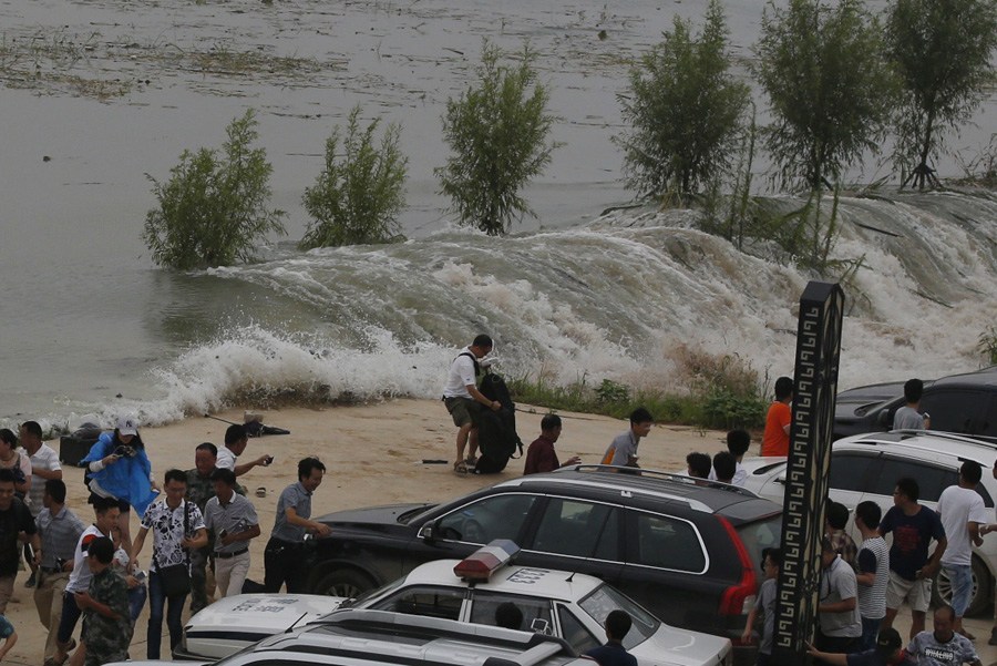 Polícia armada explode dique para dispersar tromba de água