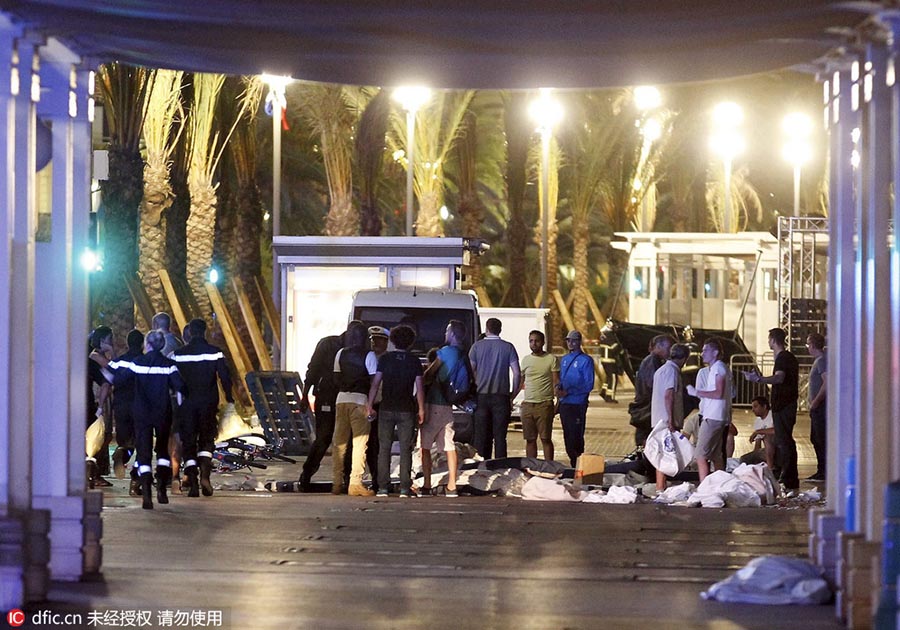 Caminhão investe contra multidão em Nice deixando 78 mortos