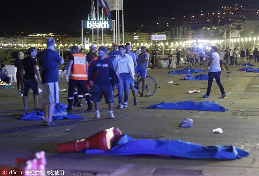 Caminhão investe contra multidão em Nice deixando 78 mortos
