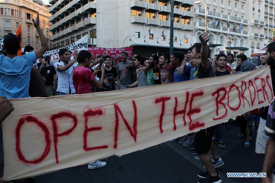 Refugiados protestam por melhores condições de vida na Grécia