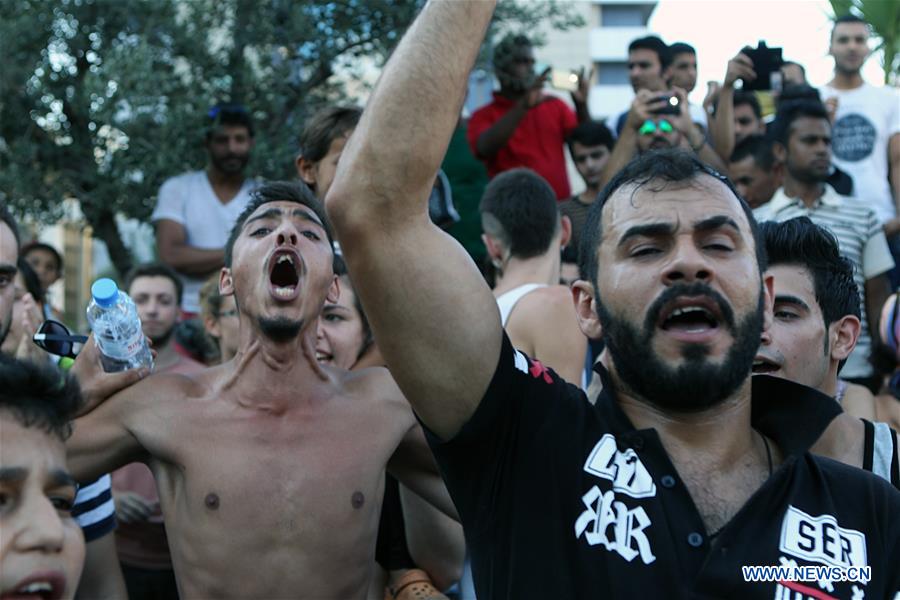 Refugiados protestam por melhores condições de vida na Grécia