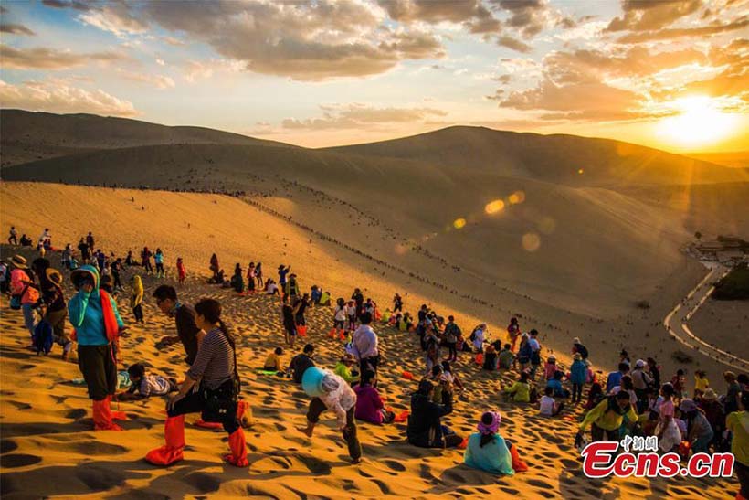 Turistas visitam Montanha Mingsha no noroeste da China