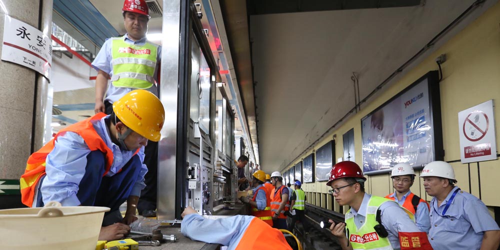 Linha de metrô mais antiga da China recebe porta de proteção na plataforma