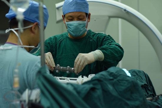 Médicos chineses têm sucesso com implante de vértebra impresso com tecnologia 3D