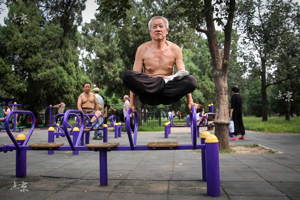 “Vovôs” chineses demonstram boa forma física no parque do Templo do Céu