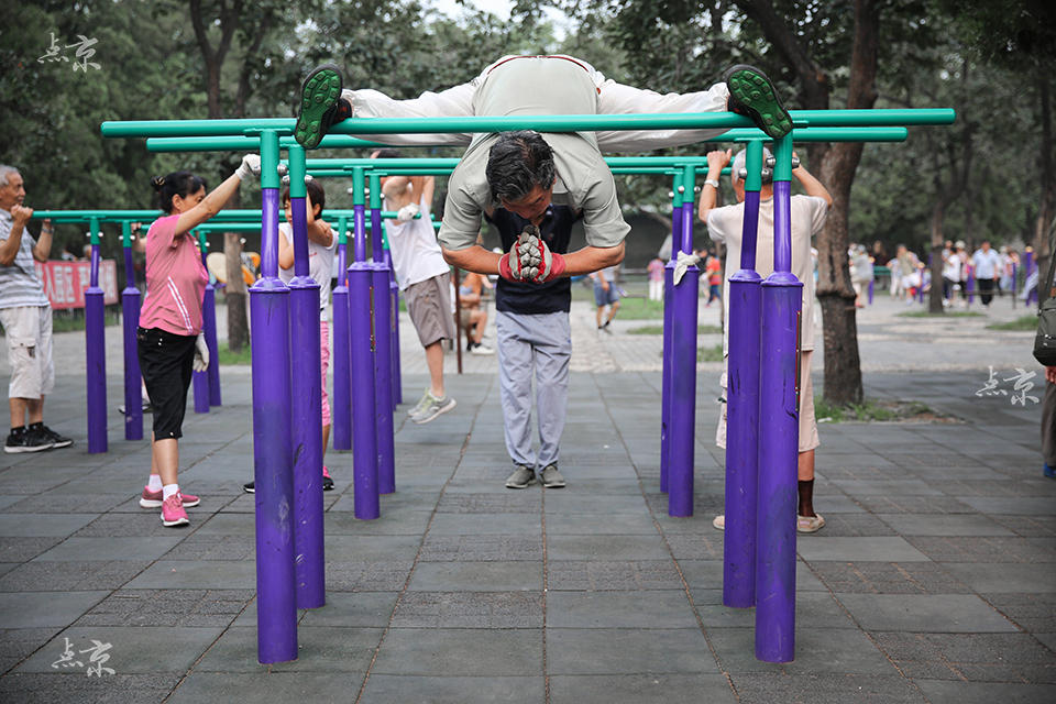 “Vovôs” chineses demonstram boa forma física no parque do Templo do Céu