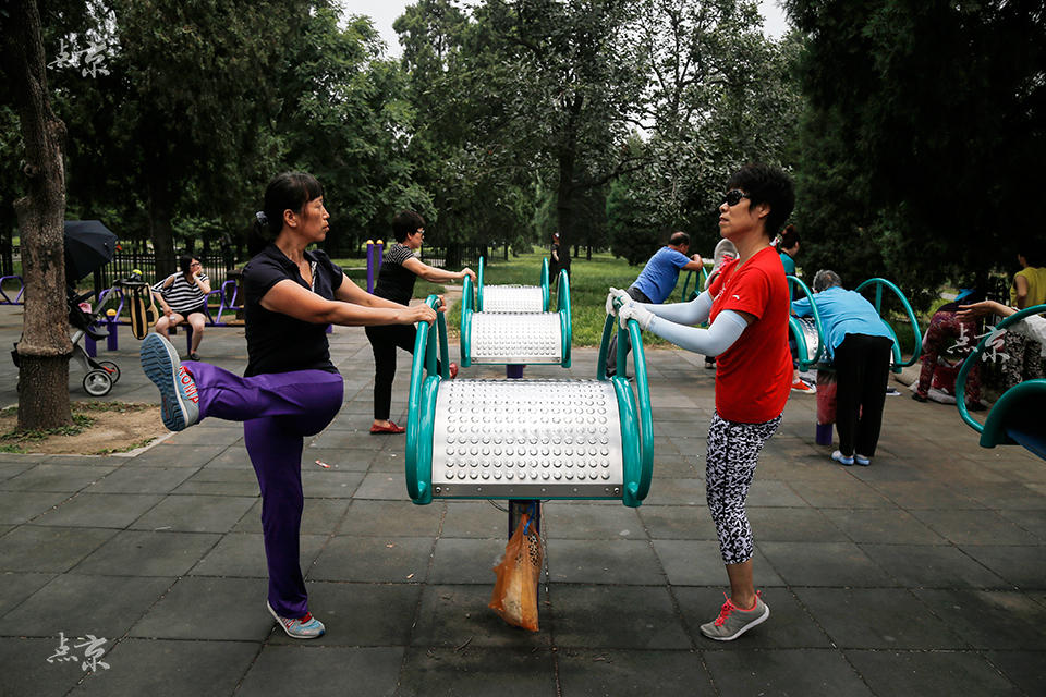 “Vovôs” chineses demonstram boa forma física no parque do Templo do Céu