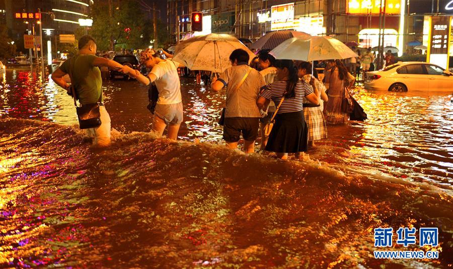 Forte chuva inunda cidade no noroeste da China