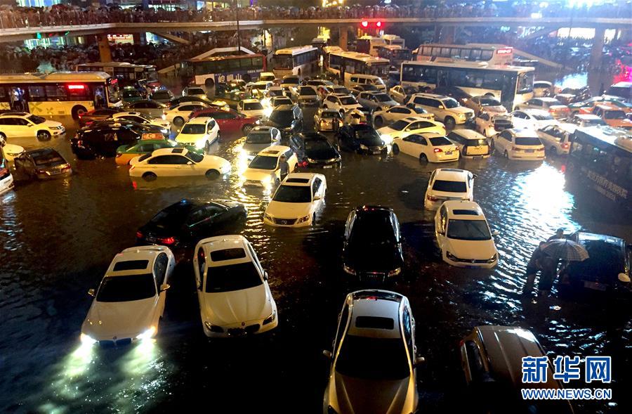 Forte chuva inunda cidade no noroeste da China