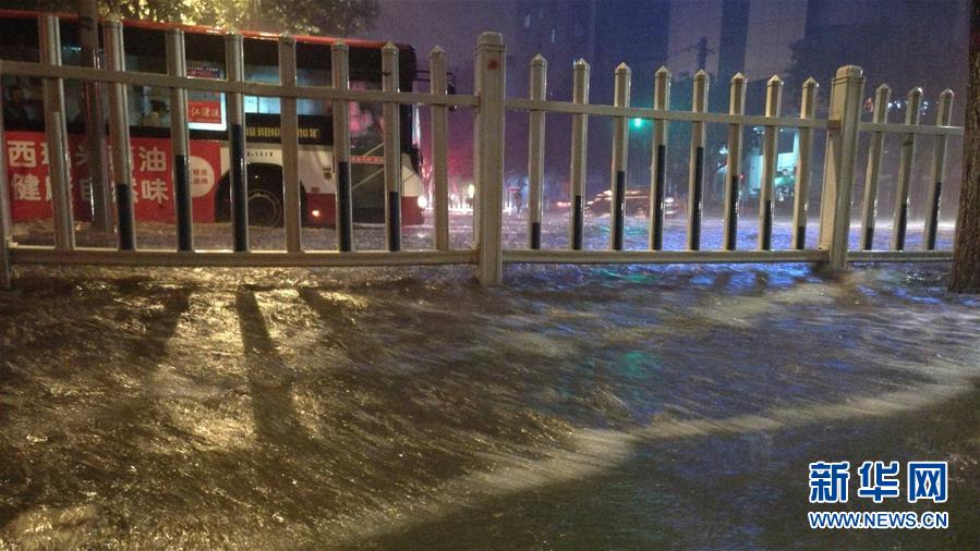 Forte chuva inunda cidade no noroeste da China