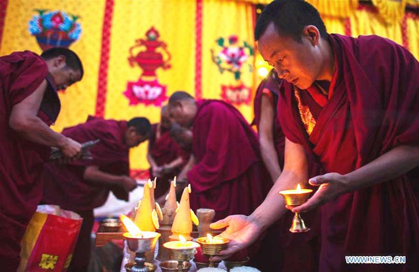 Monges assistem ao ritual religioso no Mosteiro Zhaxi Lhumbo no Tibete