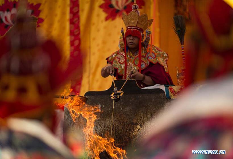 Monges assistem ao ritual religioso no Mosteiro Zhaxi Lhumbo no Tibete